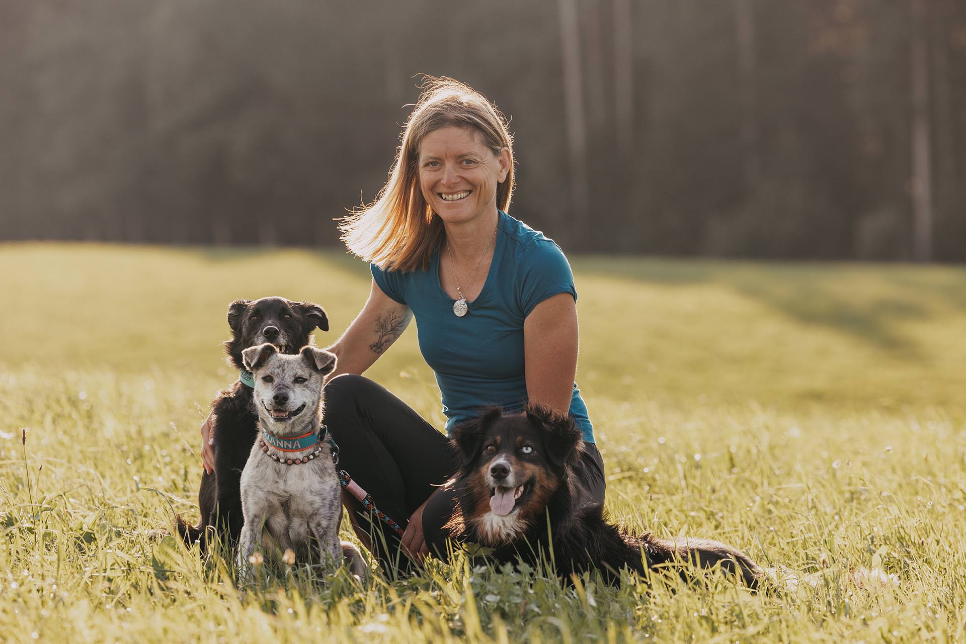 Sanfte energetische Anwendungen für Menschen in Tirol: Cranio Sacral Balancing, CRT Cell-Re-Active Training, 1:1 Aromaberatung, Rhythmisches Körperbalancing, Kinesiologie sowie Farblicht- und Softlaseranwendungen zur Förderung von Wohlbefinden und Balance.