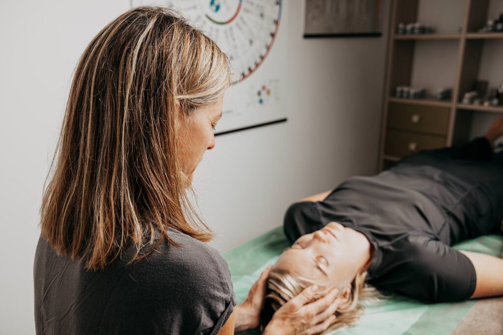 Bea Holzmann begleitet Menschen mit Cranio Sacral Balancing, CRT Cell-Re-Active Training, Aromaberatung, Rhythmischem Körperbalancing, Kinesiologie sowie Farblicht- und Softlaseranwendungen im Raum Tirol und Innsbruck-Land.