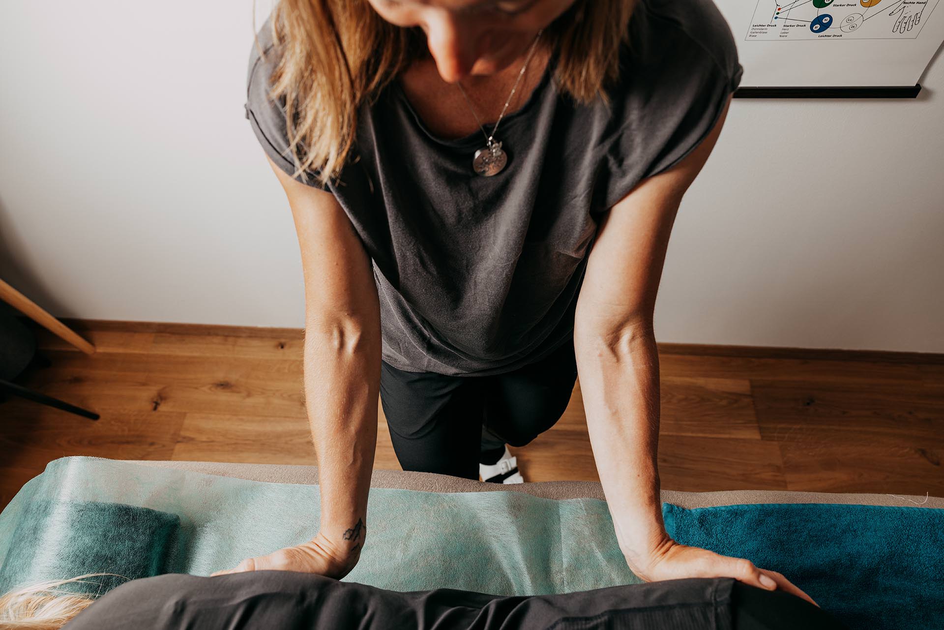 Bea Holzmann begleitet Menschen mit Cranio Sacral Balancing, CRT Cell-Re-Active Training, Aromaberatung, Rhythmischem Körperbalancing, Kinesiologie sowie Farblicht- und Softlaseranwendungen im Raum Tirol und Innsbruck-Land.