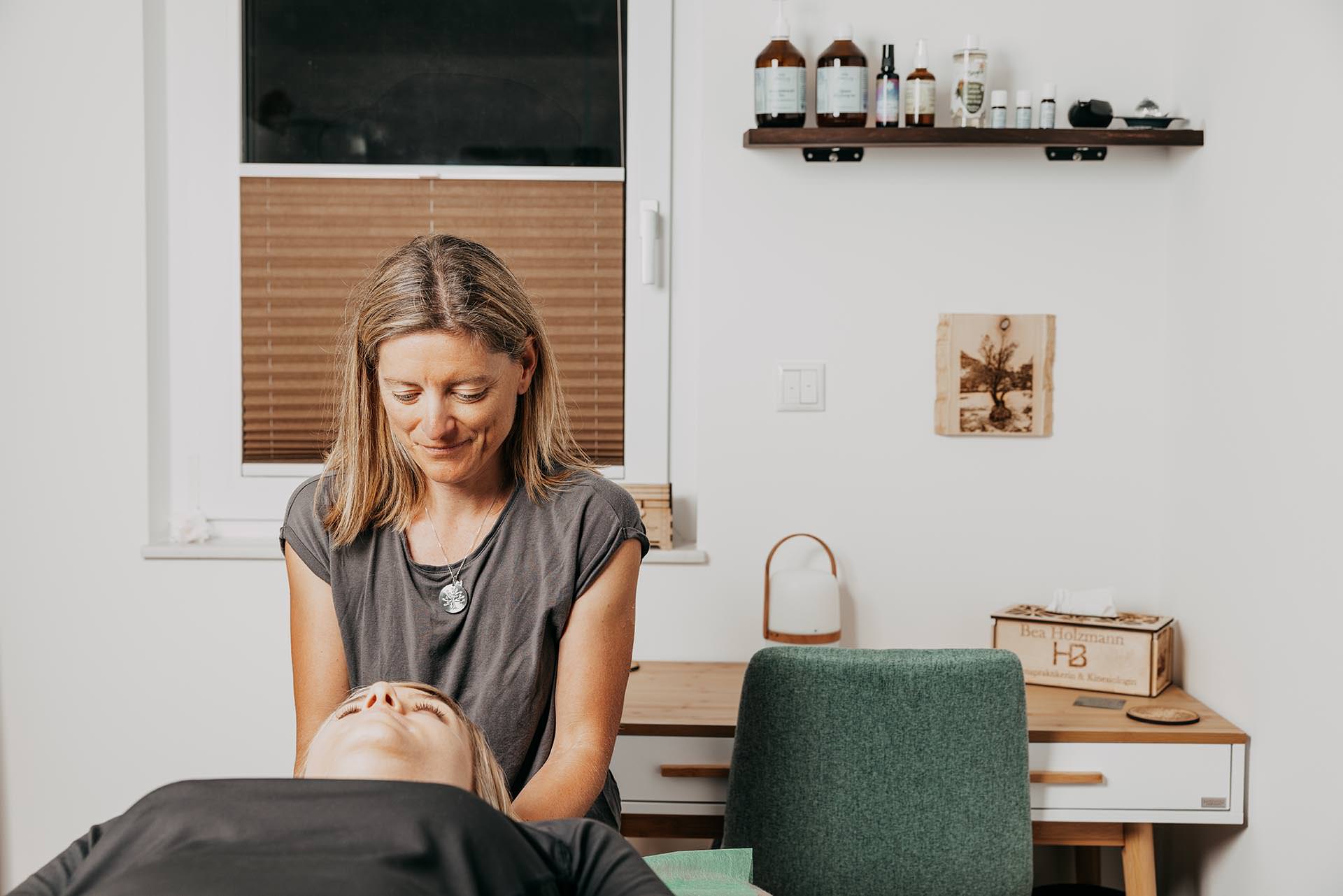 Bea Holzmann begleitet Menschen mit Cranio Sacral Balancing, CRT Cell-Re-Active Training, Aromaberatung, Rhythmischem Körperbalancing, Kinesiologie sowie Farblicht- und Softlaseranwendungen im Raum Tirol und Innsbruck-Land.
