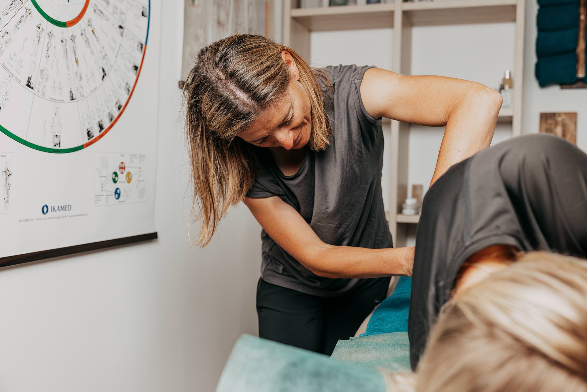 Bea Holzmann begleitet Menschen mit Cranio Sacral Balancing, CRT Cell-Re-Active Training, Aromaberatung, Rhythmischem Körperbalancing, Kinesiologie sowie Farblicht- und Softlaseranwendungen im Raum Tirol und Innsbruck-Land.