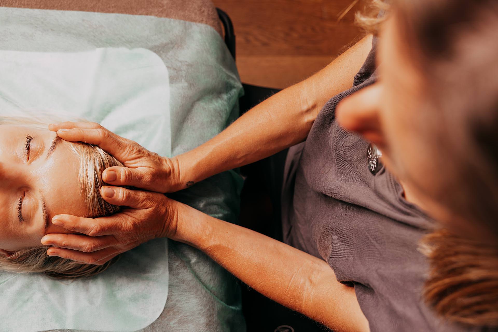 Bea Holzmann begleitet Menschen mit Cranio Sacral Balancing, CRT Cell-Re-Active Training, Aromaberatung, Rhythmischem Körperbalancing, Kinesiologie sowie Farblicht- und Softlaseranwendungen im Raum Tirol und Innsbruck-Land.