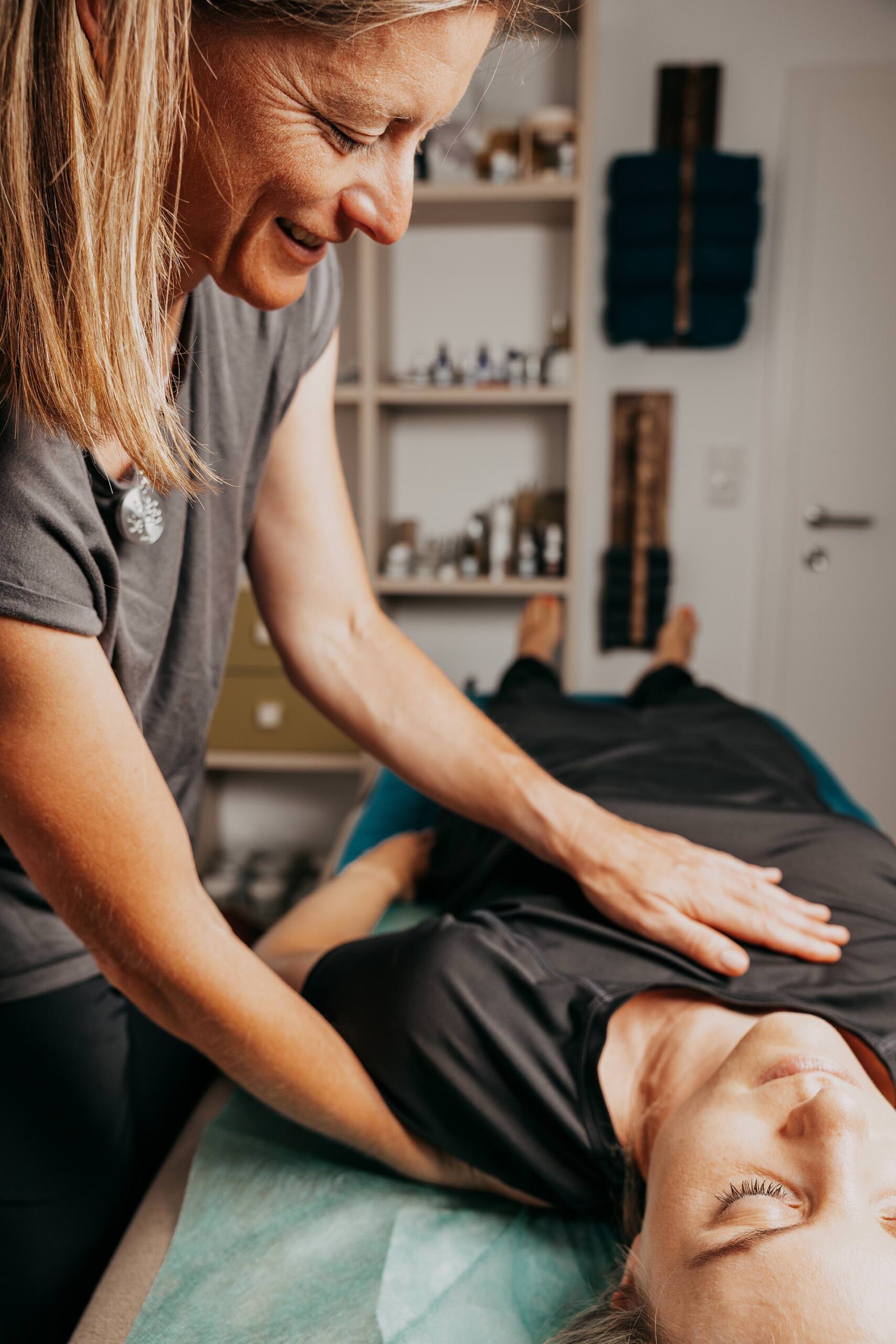 Bea Holzmann begleitet Menschen mit Cranio Sacral Balancing, CRT Cell-Re-Active Training, Aromaberatung, Rhythmischem Körperbalancing, Kinesiologie sowie Farblicht- und Softlaseranwendungen im Raum Tirol und Innsbruck-Land.