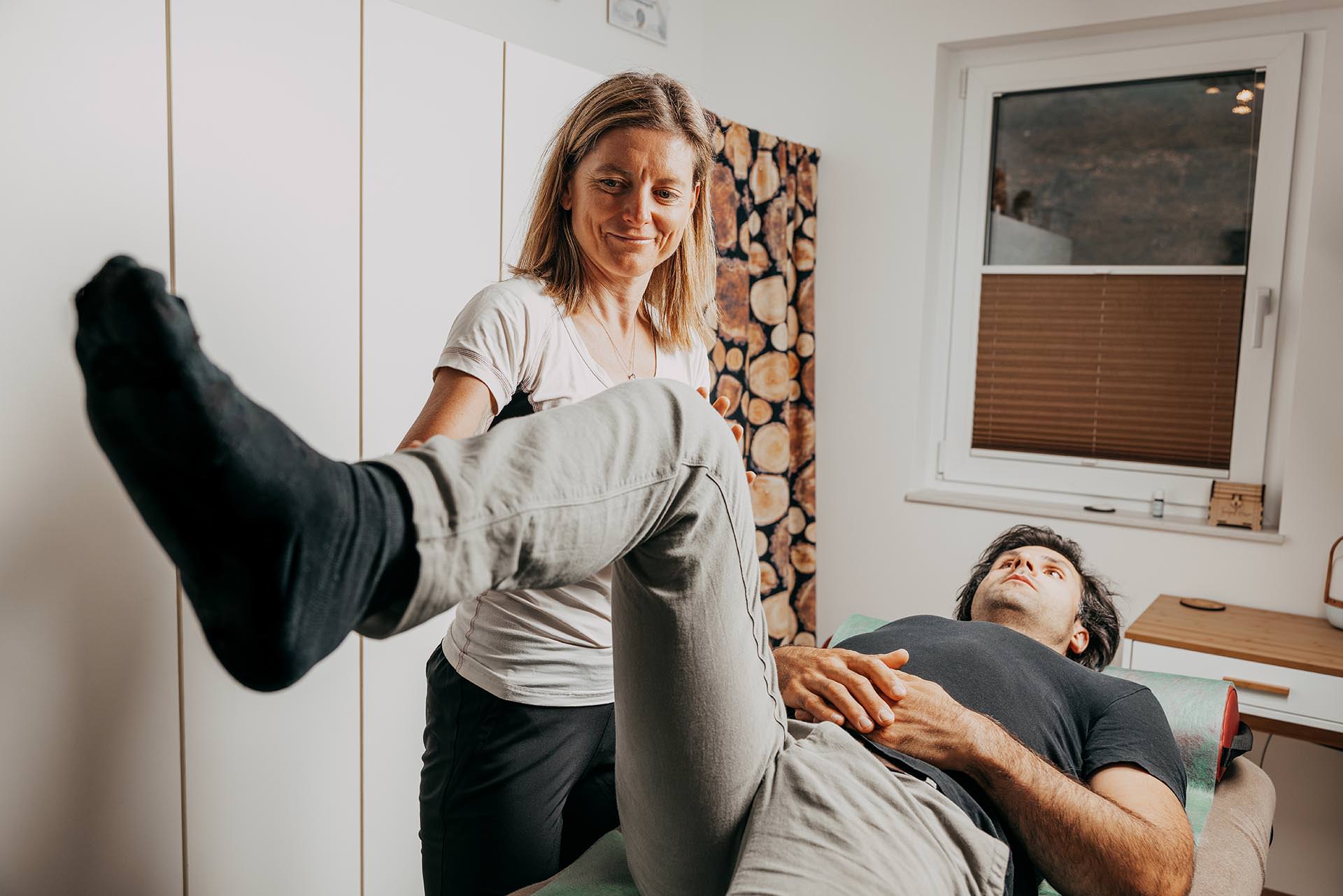 Bea Holzmann begleitet Menschen mit Cranio Sacral Balancing, CRT Cell-Re-Active Training, Aromaberatung, Rhythmischem Körperbalancing, Kinesiologie sowie Farblicht- und Softlaseranwendungen im Raum Tirol und Innsbruck-Land.