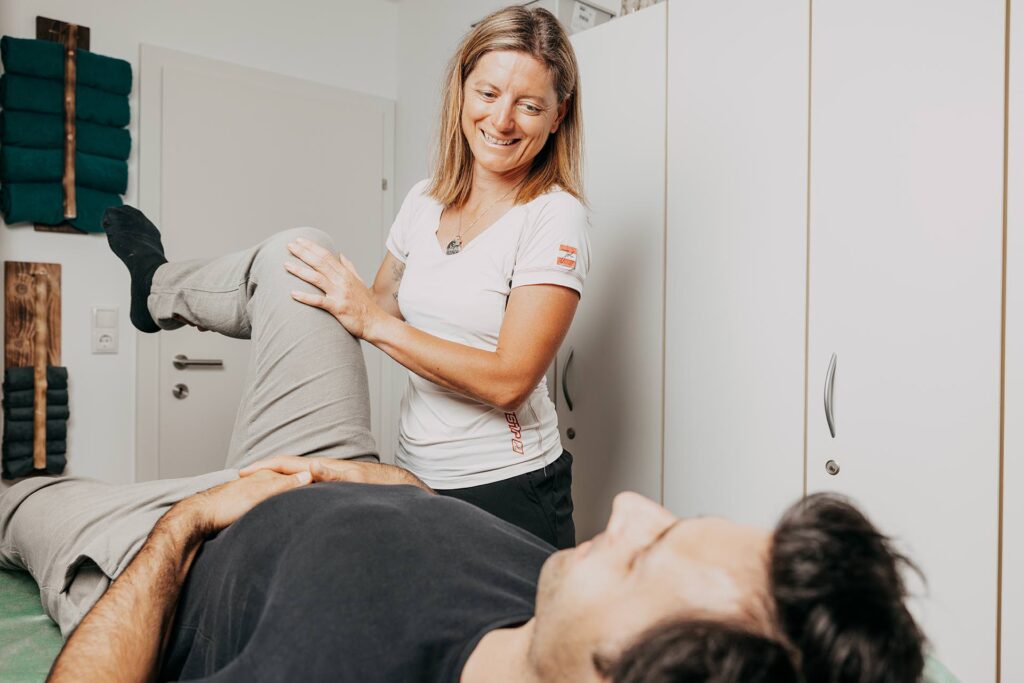 Bea Holzmann begleitet Menschen mit Cranio Sacral Balancing, CRT Cell-Re-Active Training, Aromaberatung, Rhythmischem Körperbalancing, Kinesiologie sowie Farblicht- und Softlaseranwendungen im Raum Tirol und Innsbruck-Land.
