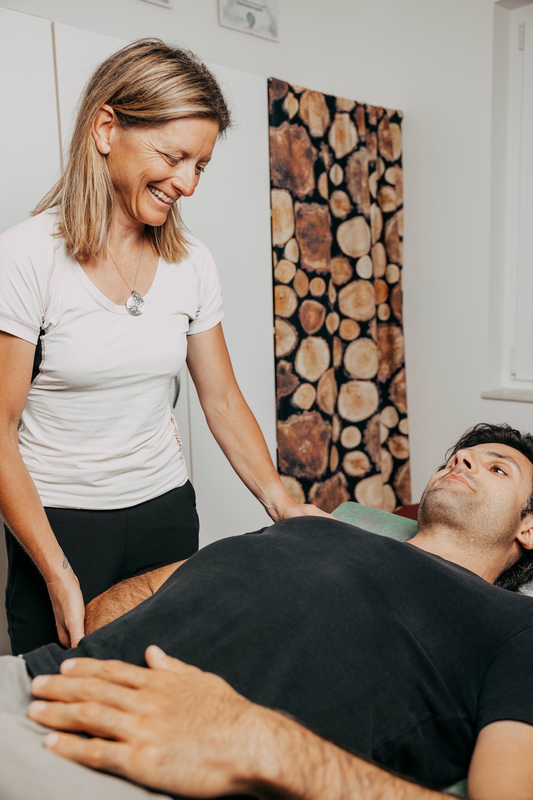 Sanfte energetische Begleitung für Menschen in Tirol mit Cranio Sacral Balancing, CRT Cell-Re-Active Training, Aromacoaching, Rhythmischem Körperbalancing, Kinesiologie sowie Farblicht- und Softlaseranwendungen für mehr innere Balance.