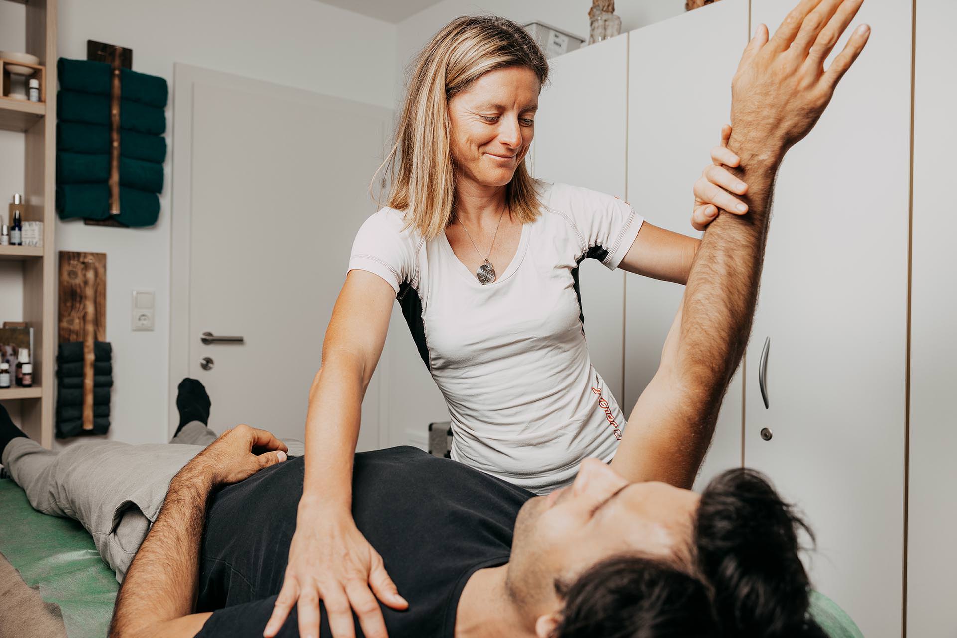 Sanfte energetische Begleitung für Menschen in Tirol mit Cranio Sacral Balancing, CRT Cell-Re-Active Training, Aromacoaching, Rhythmischem Körperbalancing, Kinesiologie sowie Farblicht- und Softlaseranwendungen für mehr innere Balance.