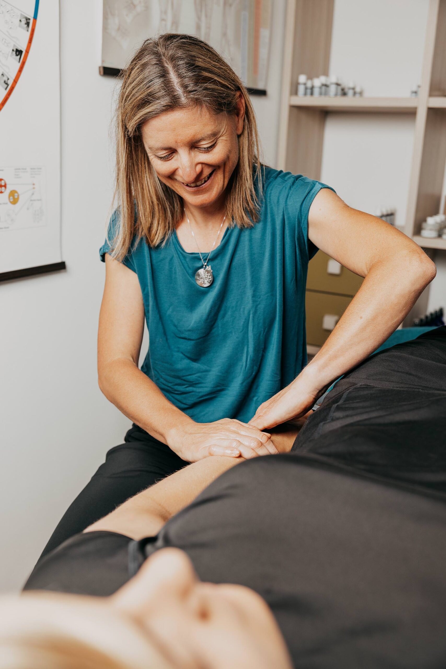 Ganzheitliche Energetik für Menschen: Cranio Sacral Balancing, Aromacoaching, Rhythmisches Körperbalancing, Kinesiologie, CRT Cell-Re-Active Training sowie Farblicht- und Softlaseranwendungen – individuell abgestimmt im Raum Tirol.