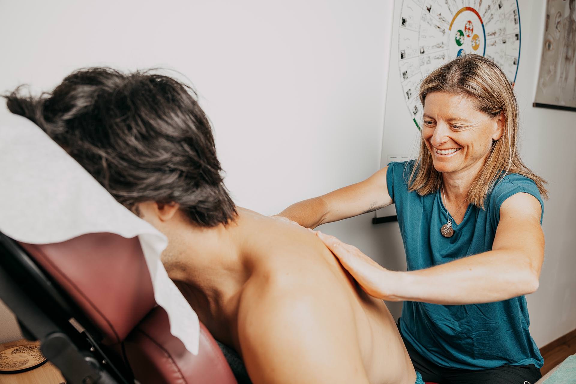 Ganzheitliche Energetik für Menschen: Cranio Sacral Balancing, Aromacoaching, Rhythmisches Körperbalancing, Kinesiologie, CRT Cell-Re-Active Training sowie Farblicht- und Softlaseranwendungen – individuell abgestimmt im Raum Tirol.
