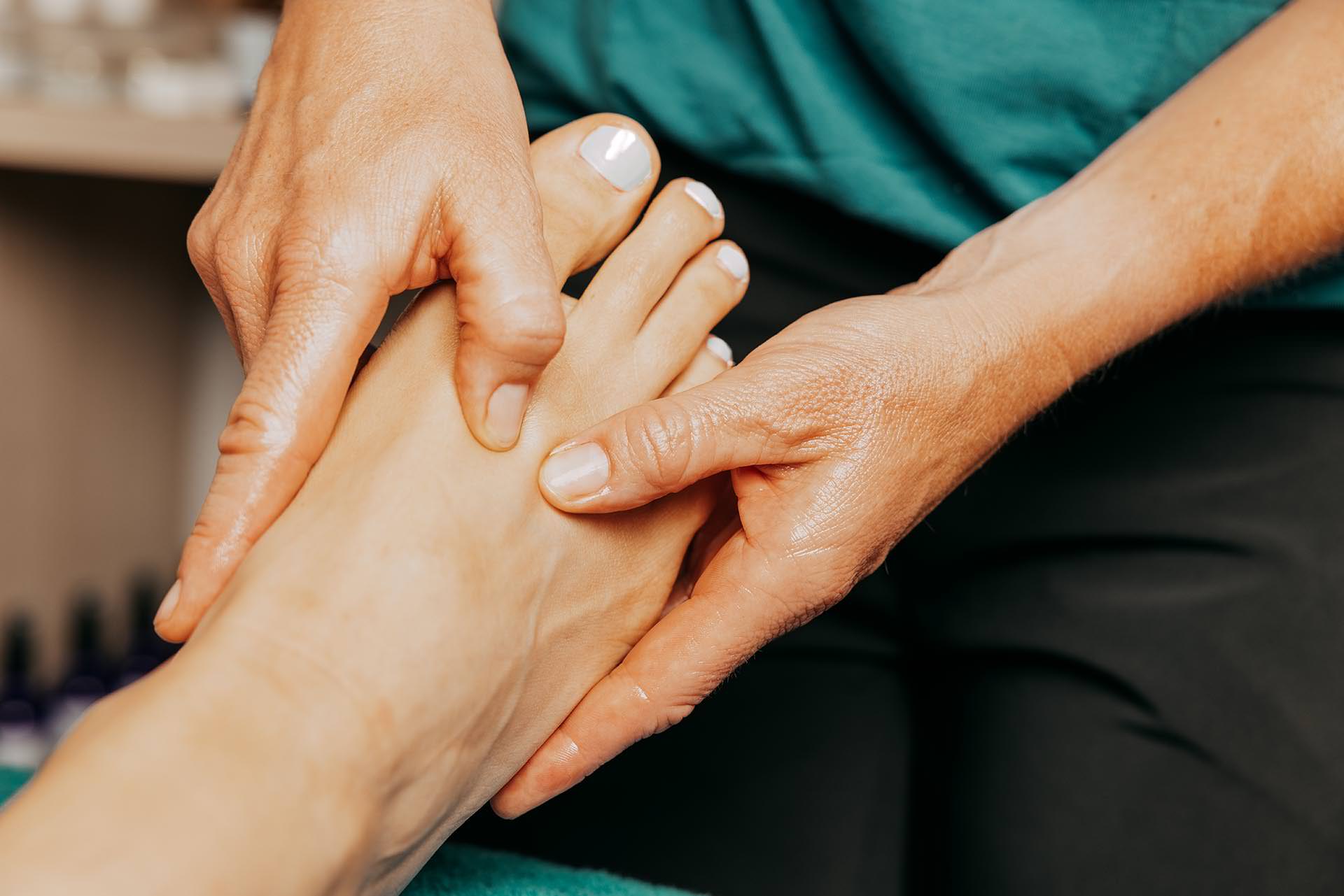 Bea Holzmann begleitet Menschen mit Cranio Sacral Balancing, CRT Cell-Re-Active Training, Aromaberatung, Rhythmischem Körperbalancing, Kinesiologie sowie Farblicht- und Softlaseranwendungen im Raum Tirol und Innsbruck-Land.
