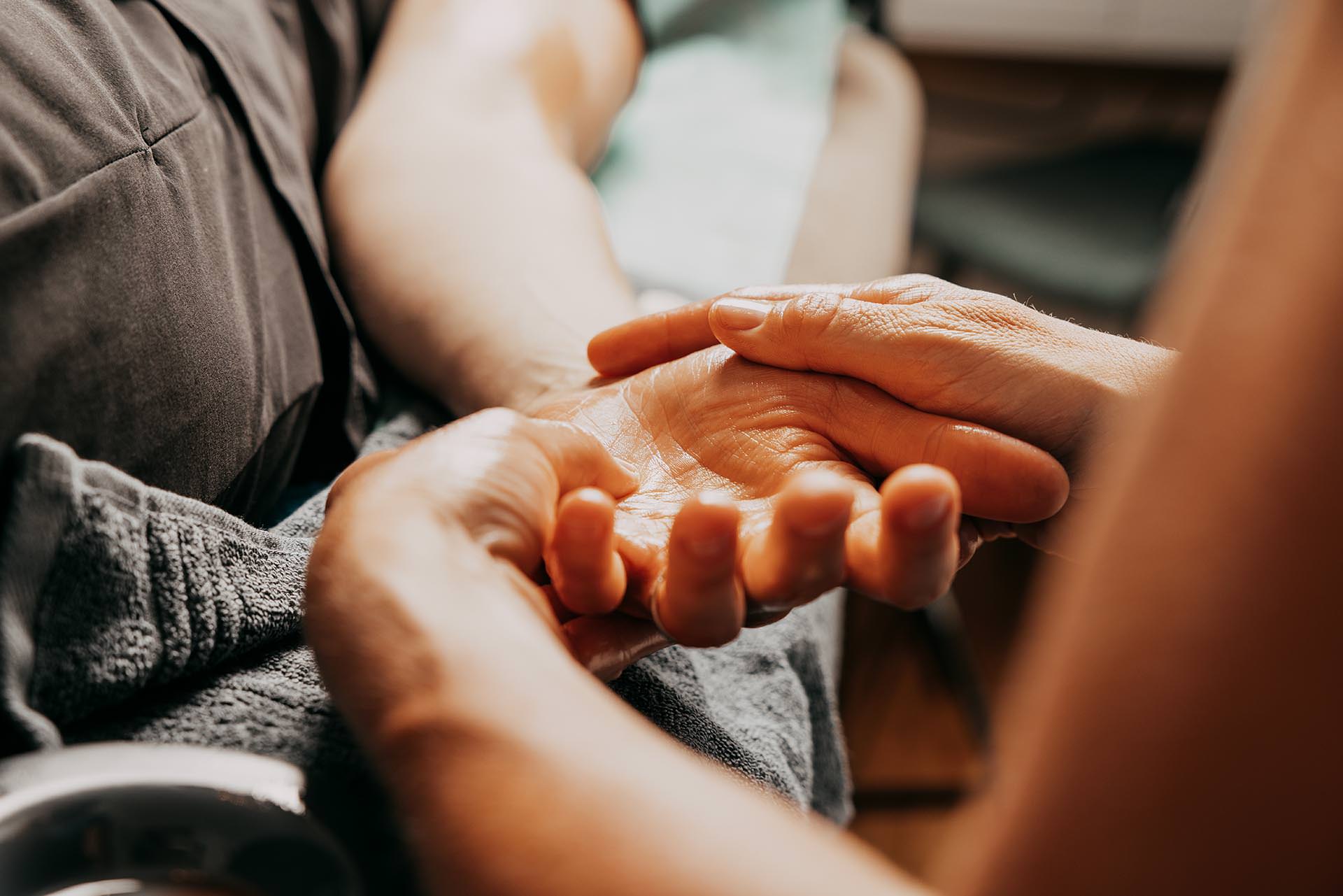 Bea Holzmann begleitet Menschen mit Cranio Sacral Balancing, CRT Cell-Re-Active Training, Aromaberatung, Rhythmischem Körperbalancing, Kinesiologie sowie Farblicht- und Softlaseranwendungen im Raum Tirol und Innsbruck-Land.